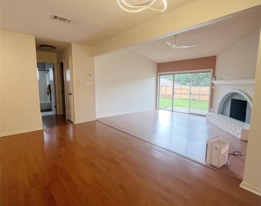 8702 Dawnridge Cir - Photo Thumbnail 2