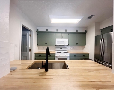 8702 Dawnridge Cir - Photo Thumbnail 6