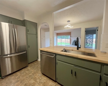 8702 Dawnridge Cir - Photo Thumbnail 7