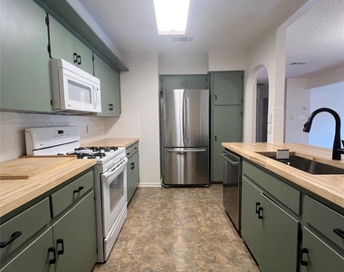 8702 Dawnridge Cir - Photo Thumbnail 9