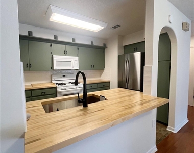 8702 Dawnridge Cir - Photo Thumbnail 5