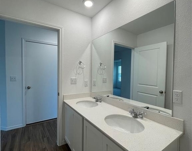 10717 Steinbeck Dr - Photo Thumbnail 14