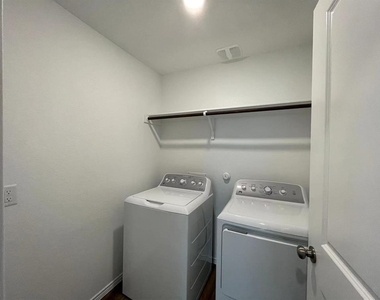 10717 Steinbeck Dr - Photo Thumbnail 7