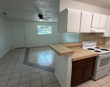 1301 Greenlawn Pkwy - Photo Thumbnail 1