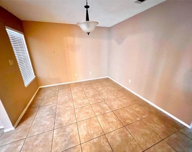 916 E 37th St - Photo Thumbnail 3
