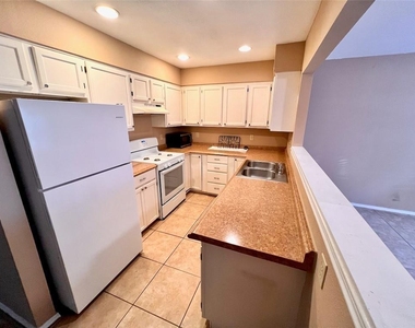 916 E 37th St - Photo Thumbnail 4