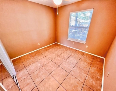 916 E 37th St - Photo Thumbnail 7