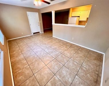 916 E 37th St - Photo Thumbnail 2