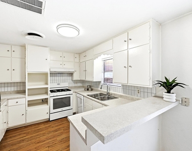 8204 Exmoor Dr - Photo Thumbnail 12