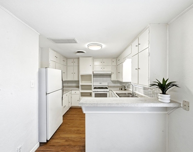 8204 Exmoor Dr - Photo Thumbnail 11