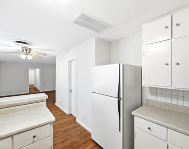8204 Exmoor Dr - Photo Thumbnail 14