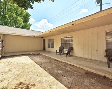 8204 Exmoor Dr - Photo Thumbnail 4