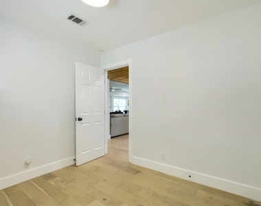 9016 W Pointer Ln - Photo Thumbnail 15