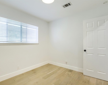 9016 W Pointer Ln - Photo Thumbnail 14
