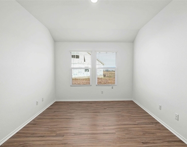 416 Escondido Cir - Photo Thumbnail 19