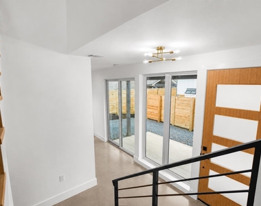 2919 E 13th St - Photo Thumbnail 9