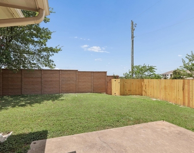 14621 Lantern Dr - Photo Thumbnail 3