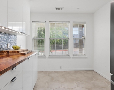 14621 Lantern Dr - Photo Thumbnail 8