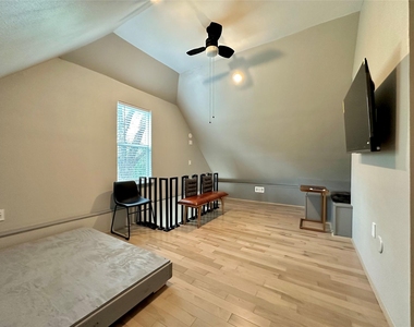 914 E 39th St - Photo Thumbnail 16