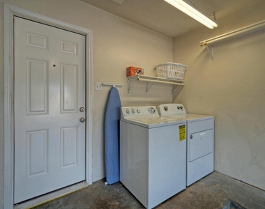 1004 Hyridge St - Photo Thumbnail 15