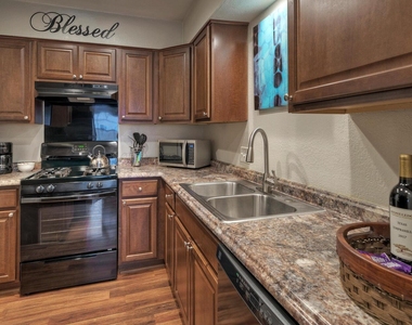 1004 Hyridge St - Photo Thumbnail 5