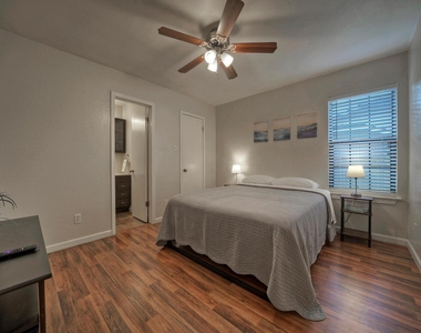 1004 Hyridge St - Photo Thumbnail 3