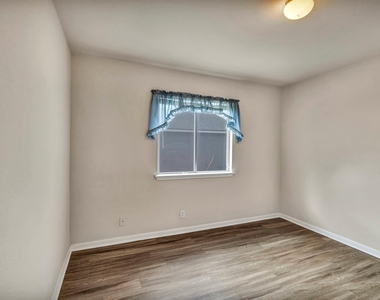 216 Meadowside Dr - Photo Thumbnail 13