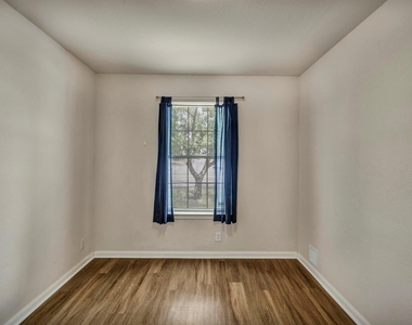 216 Meadowside Dr - Photo Thumbnail 9