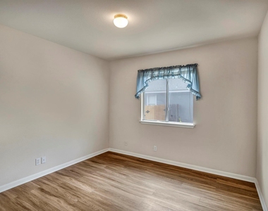 216 Meadowside Dr - Photo Thumbnail 11