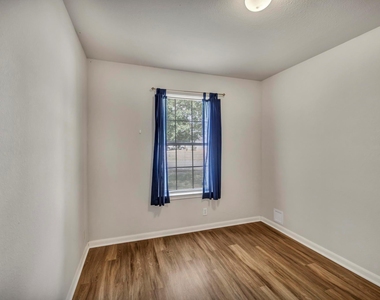 216 Meadowside Dr - Photo Thumbnail 10