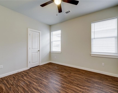 906 Quartz Ct - Photo Thumbnail 11