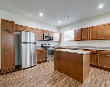 906 Quartz Ct - Photo Thumbnail 3