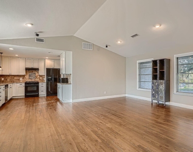 210 College St - Photo Thumbnail 10