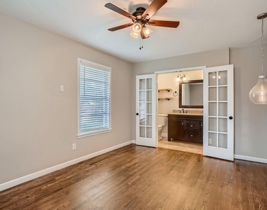 210 College St - Photo Thumbnail 12