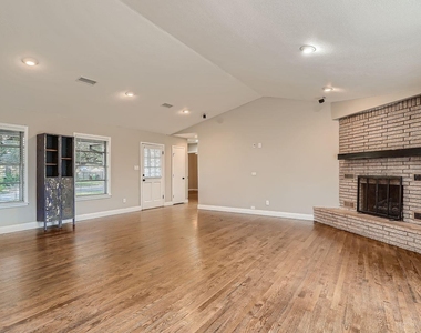 210 College St - Photo Thumbnail 9