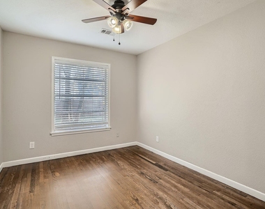 210 College St - Photo Thumbnail 16