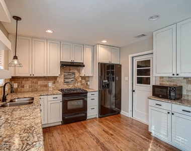 210 College St - Photo Thumbnail 4