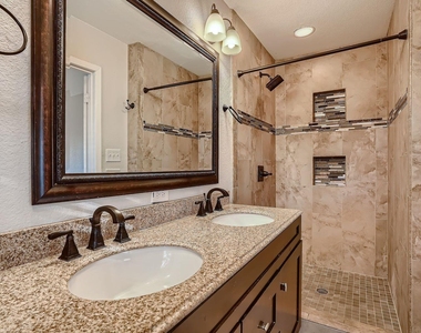 210 College St - Photo Thumbnail 14