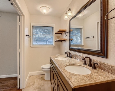 210 College St - Photo Thumbnail 15