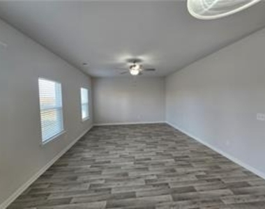 647 Skye Drive - Photo Thumbnail 4