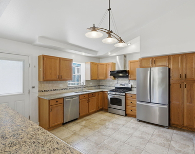 613 Leamington Avenue - Photo Thumbnail 6
