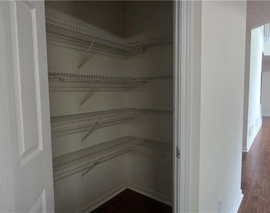 3811 Roxfield Drive - Photo Thumbnail 8