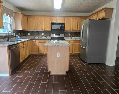 3811 Roxfield Drive - Photo Thumbnail 7