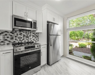 1009 Riverbend Club Drive Se - Photo Thumbnail 9