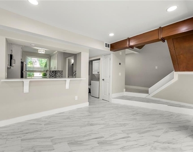 1009 Riverbend Club Drive Se - Photo Thumbnail 7