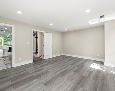 1009 Riverbend Club Drive Se - Photo Thumbnail 13