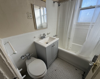 6930 N Greenview Avenue - Photo Thumbnail 7