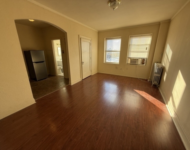 6930 N Greenview Avenue - Photo Thumbnail 2