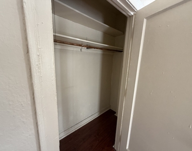 6930 N Greenview Avenue - Photo Thumbnail 6