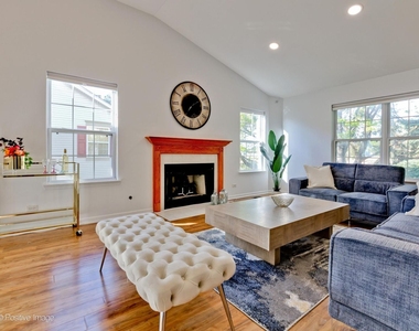 121 Commons Court - Photo Thumbnail 3